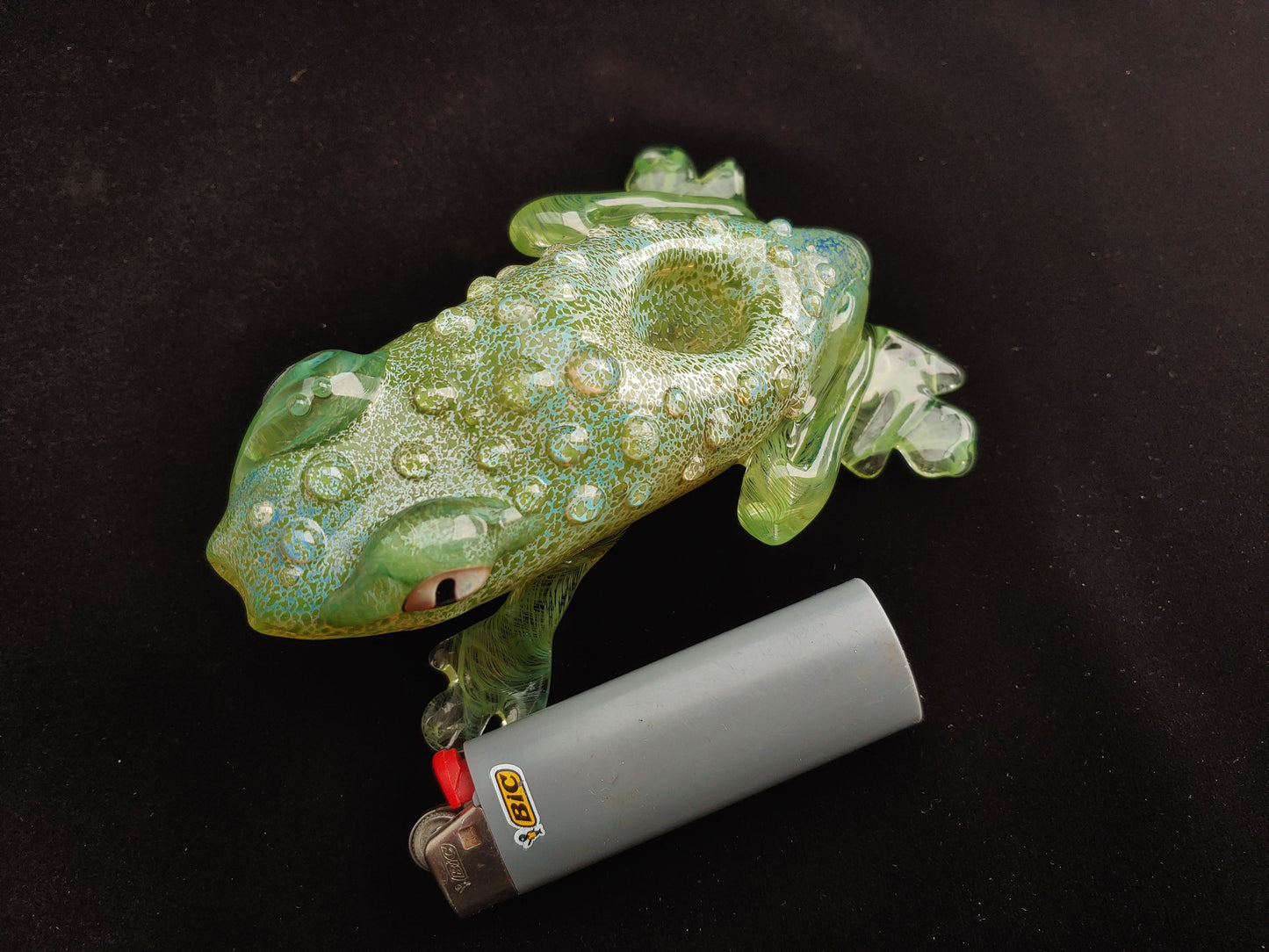 Glass Frog Pipe (UV Glow)